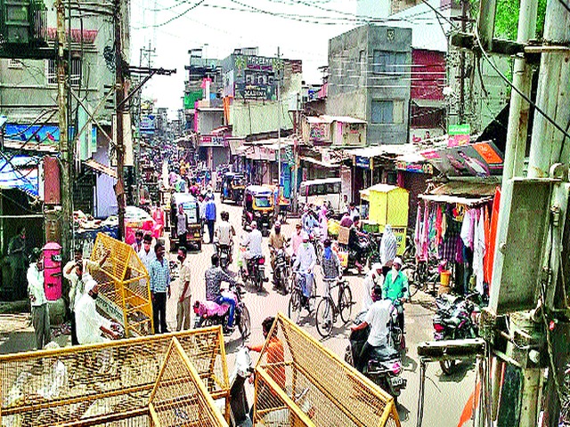 After two and a half months, the market of Gajbajli Malegaon | अडीच महिन्यानंतर गजबजली मालेगावची बाजारपेठ