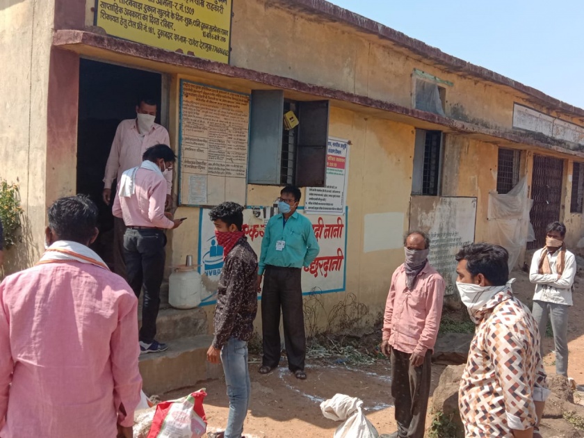  Workers in Madhya Pradesh get food grains | मध्य प्रदेशात अडकलेल्या मजुरांना मिळाले अन्नधान्य
