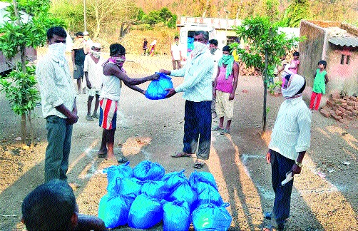 Assistance to 3 hard workers in Peth taluka | पेठ तालुक्यातील ११०० कष्टकऱ्यांना मदत