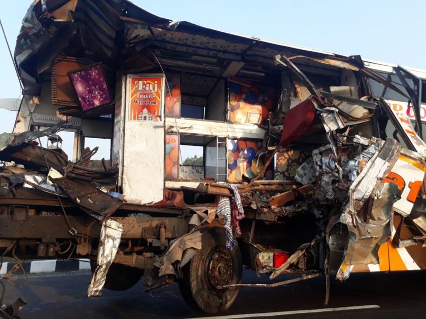 Malegaon's bridal bus crashes in Gujarat; 4 killed | मालेगावच्या वऱ्हाडाच्या बसला गुजरातमध्ये अपघात; ४ ठार