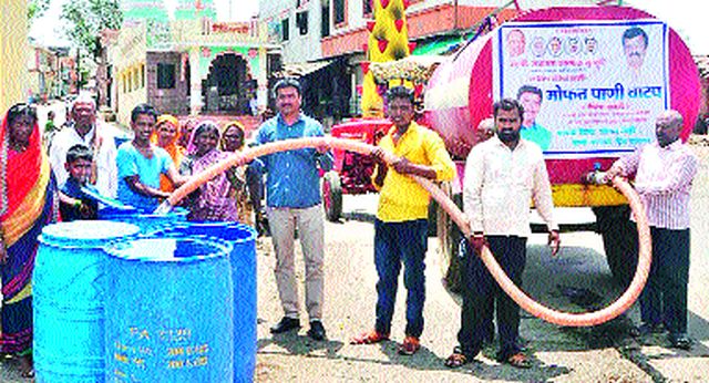 Junk service to Manegaonkar | मुरकुटेंकडून मनेगावकरांना जलसेवा