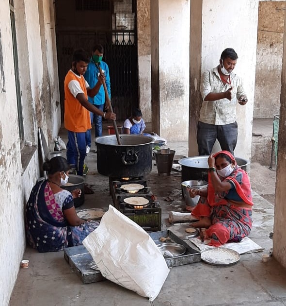     Nandgaon Municipal Council has lunch boxes for the needy | नांदगाव नगरपरिषदेतर्फे गरजूंना जेवणाचे डबे