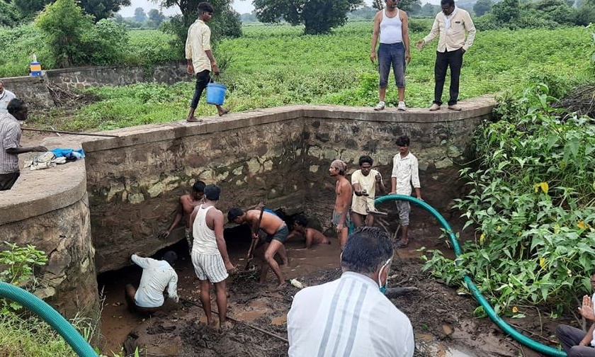 The mud in Patchari was removed by labor | श्रमदानाद्वारे पाटचारीतील गाळ काढला