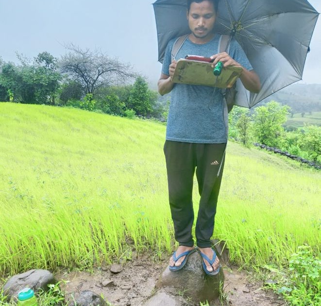 Wandering in the rain in the mountains for online connectivity | आॅनलाईन कनेक्टीव्हीटीकरिता भर पावसात डोंगरावर भटकंती