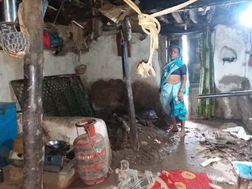 Damage to house by rain water | पावसाचे पाणी शिरुन घराचे नुकसान