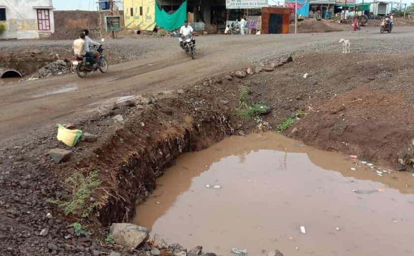 Excavation on the highway is fatal for motorists | महामार्गावरील खोदकाम वाहनधारकांसाठी जीवघेणे