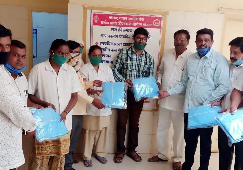  Distribution of PPE kits in rural wards of Peth | पेठच्या ग्रामीण रु ग्णालयात पीपीई किटचे वाटप