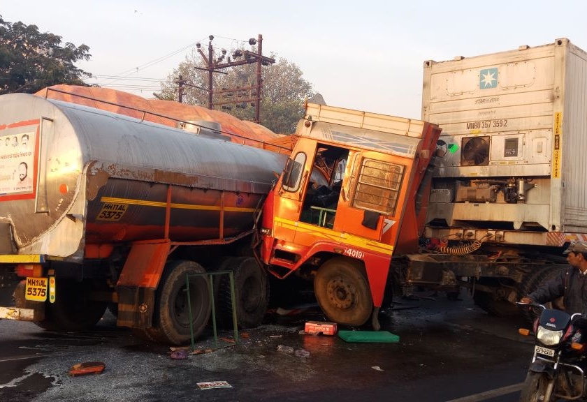 Satara: Two vehicles driver seriously injured in a triple crash, truck collides with tanker and container | सातारा : तिहेरी अपघातात दोन वाहनांचे चालक गंभीर, दूध वाहतूक करणार टँकर अन् कंटेनर यांच्यात धडक