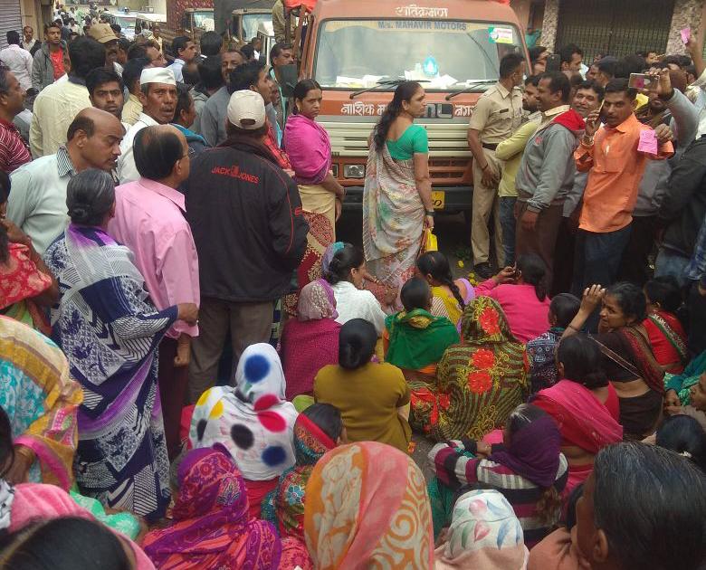  Strike of vendors before the vehicle of encroachment in Nashik | नाशकात अतिक्रमण विभागाच्या वाहनासमोर विक्रेत्यांचा ठिय्या