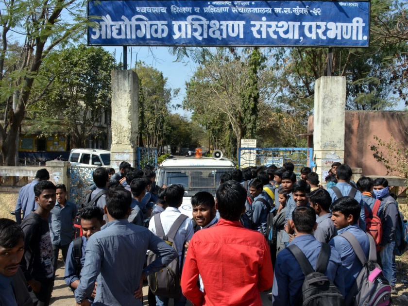 Parbhani: Students conduct online tests | परभणी :आॅनलाईन परिक्षेने विद्यार्थी रस्त्यावर