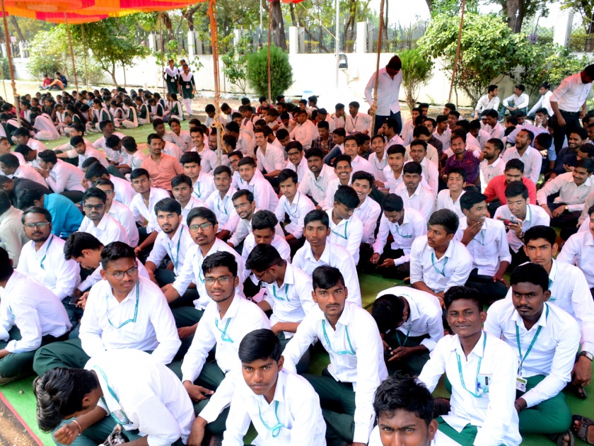 Parbhani: Students' agitation on student unemployment at Krishi University | परभणी :कृषी विद्यापीठात विद्यार्थ्यांचे बेमुदत धरणे आंदोलन