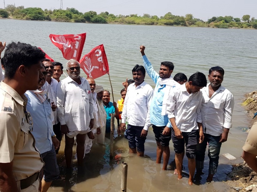 Parbhani: A watertight movement of farmers in the dam of Dhalegaon | परभणी : ढालेगाव येथील बंधाऱ्यात शेतकऱ्यांचे जलसमाधी आंदोलन