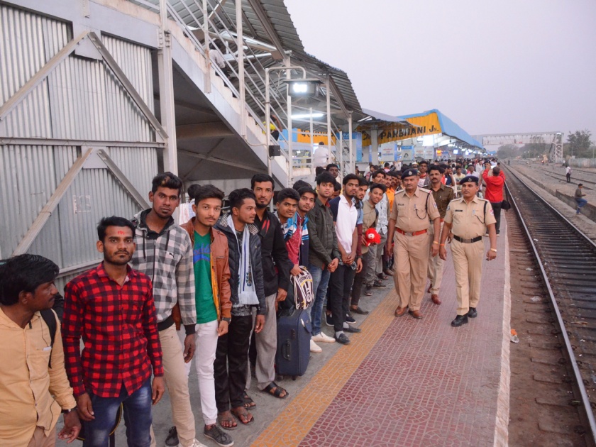 Parbhani railway station: Passengers are now able to access train from the queue | परभणी रेल्वेस्थानक : प्रवाशांचा आता रांगेतून रेल्वे प्रवेश