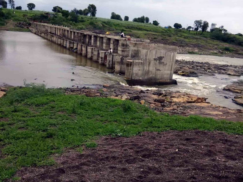 Parbhani: Wastage of water in the dam | परभणी : बंधाऱ्यातील पाण्याचा अपव्यय