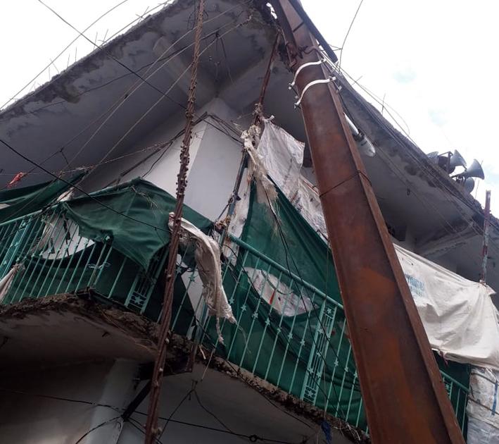 Parbhani: The rusty pillar collapsed on the building | परभणी: गंजलेला खांब इमारतीवर कोसळला