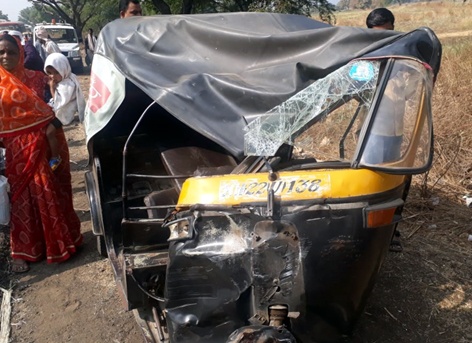 Seven injured in autorickshaw crash in Parbhani | परभणीत आॅटोरिक्षा अपघातात सात जखमी
