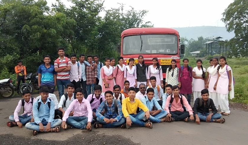 Satara: Students withdrawing ST buses from Nagrajari, transport of protesters after assurances | सातारा : नागझरीत विद्यार्थ्यांनी रोखली एसटी वाहतूक, आश्वासनानंतर आंदोलकांची माघार