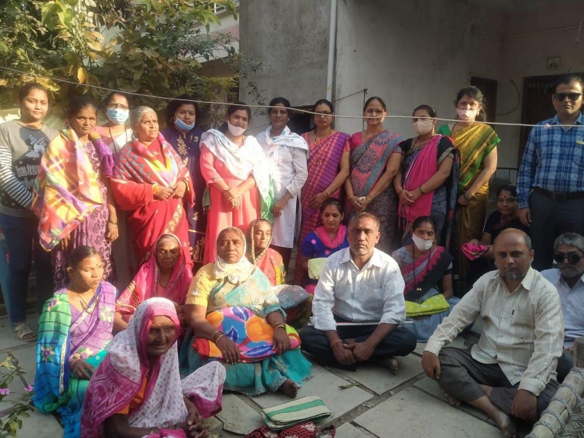 Distribution of blankets to blind people by Sakhi Shravani Mahila Multipurpose Organization | सखी श्रावणी महिला बहुउद्देशीय संस्थेतर्फे अंधबांधवाना  ब्लॅंकेट वाटप 
