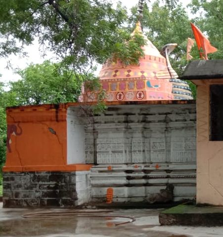 Hemadpanthi Mahadev Temple at Wadgaon in Muktinagar taluka | मुक्ताईनगर तालुक्यातील वडगाव येथील हेमाडपंथी महादेव मंदिर