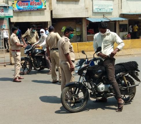 Jamner police action against vehicle holders | जामनेर पोलिसांची वाहनधारकांवर कारवाई
