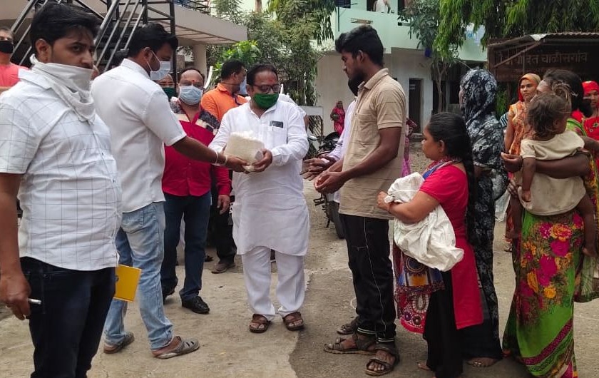 Councilor Rajendra Chowdhury's help to 4 families in Chalisgaon | चाळीसगावला ५०० कुटुंंबांना नगरसेवक राजेंद्र चौधरी यांचा मदतीचा हात