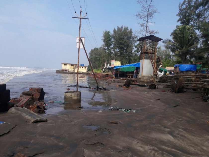 Due to the ominous storm, the loss of boats on the harbors of Ratnagiri district, watering the coastal houses under water | ओखी वादळामुळे रत्नागिरी जिल्ह्यातील बंदरांवरील बोटीचे नुकसान, किनारपट्टीवरील घरे पाण्याखाली