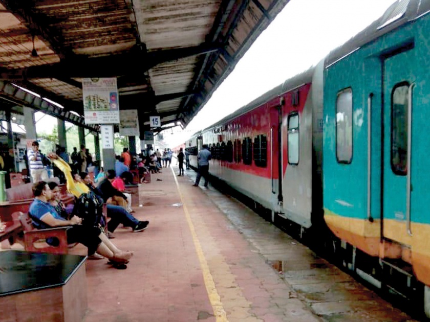 Konkan Rail Service disrupted, | कोकण रेल्वे सेवा विस्कळीत, कणकवलीत कोचीवल्ली गंगानगर एक्स्प्रेस थांबविली