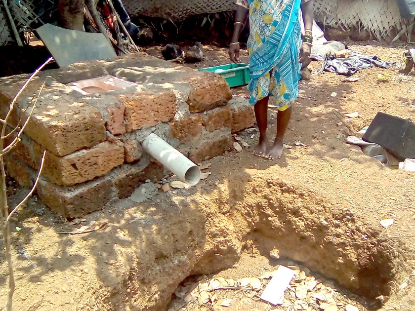 Sindhudurg: partial toilets, types of social workers in Vengurle | सिंधुदुर्ग : शौचालयाचे अर्धवट बांधकाम, वेंगुर्लेतील कातकरी समाजवस्तीतील प्रकार