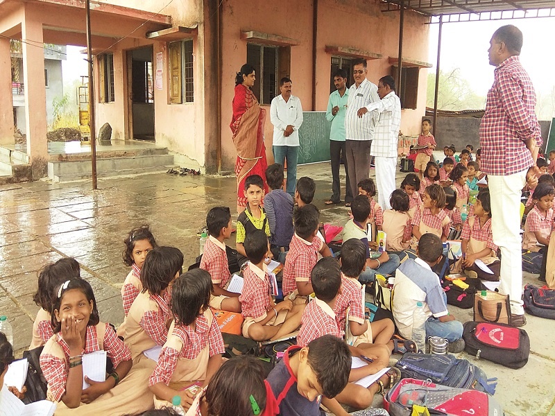 The school is filled in the meeting hall! Kharvandi Kaisar Primary School in Pathardi taluka | मंदिराच्या सभामंडपात भरते शाळा! : पाथर्डी तालुक्यातील खरवंडी कासार प्राथमिक शाळा