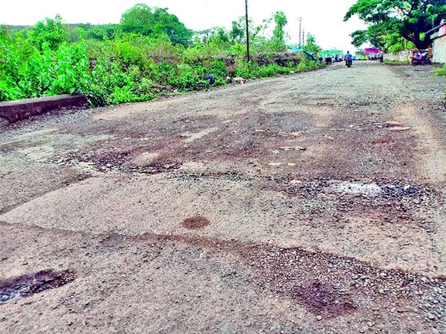 Poor condition of Trimbakeshwar-Jawahar Fata road | त्र्यंबकेश्वर-जव्हार फाटा रस्त्याची दुरवस्था
