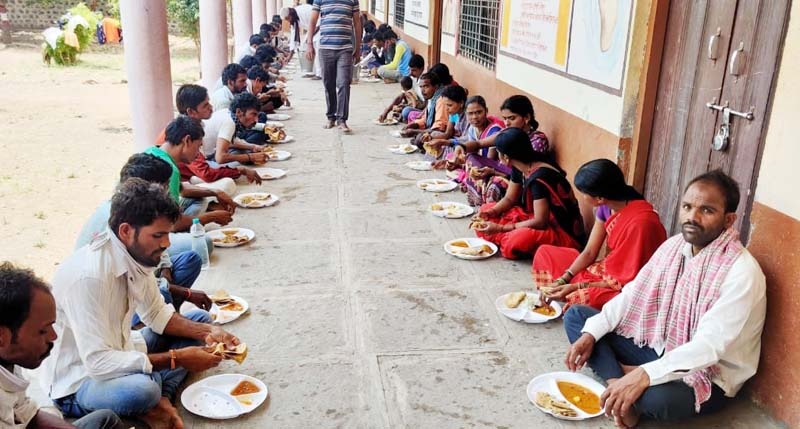Teeth tradition of Tembhurnikar; Daily food subsidy to 4 regional laborers | coronavirus; टेंभुर्णीकरांमध्ये दातृत्वाची परंपरा; ८४ परप्रांतीय मजुरांना रोज अन्नदान