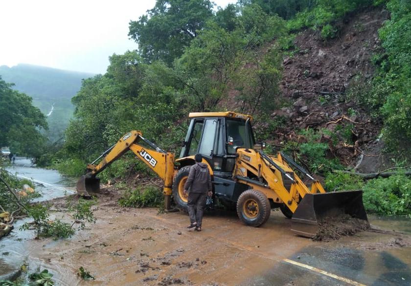 Protectors were also flooded with landslides in the Malashej Ghat; Attempts to restore highway traffic | माळशेज घाटात भूस्खलनसह संरक्षक भींत पडली; महामार्गावरील वाहतूक पूर्वपदावर आणण्याचे प्रयत्न