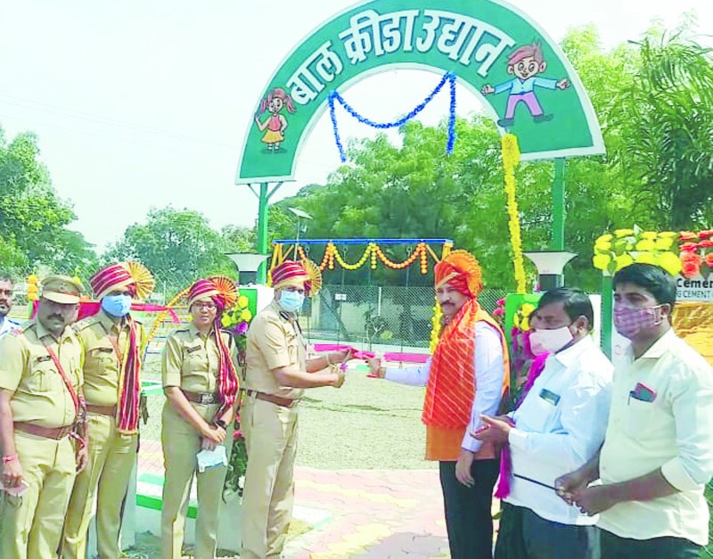 Solapur Rural Police Thane Premises Open Gym, Children Park, Oxypark and Volleyball Ground | सोलापूर ग्रामीण पोलीस ठाणे आवारात ओपन जीम, चिल्ड्रन पार्क, ऑक्सिपार्क अन् व्हॉलिबॉल ग्राउंड