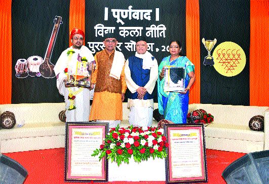 The 'Purvastav Vedmurthi' award was given to the devotees by the devotees | वेदमूर्तींना ‘पूर्णवाद वेदमूर्ती’ पुरस्कारपुरस्कार प्रदान