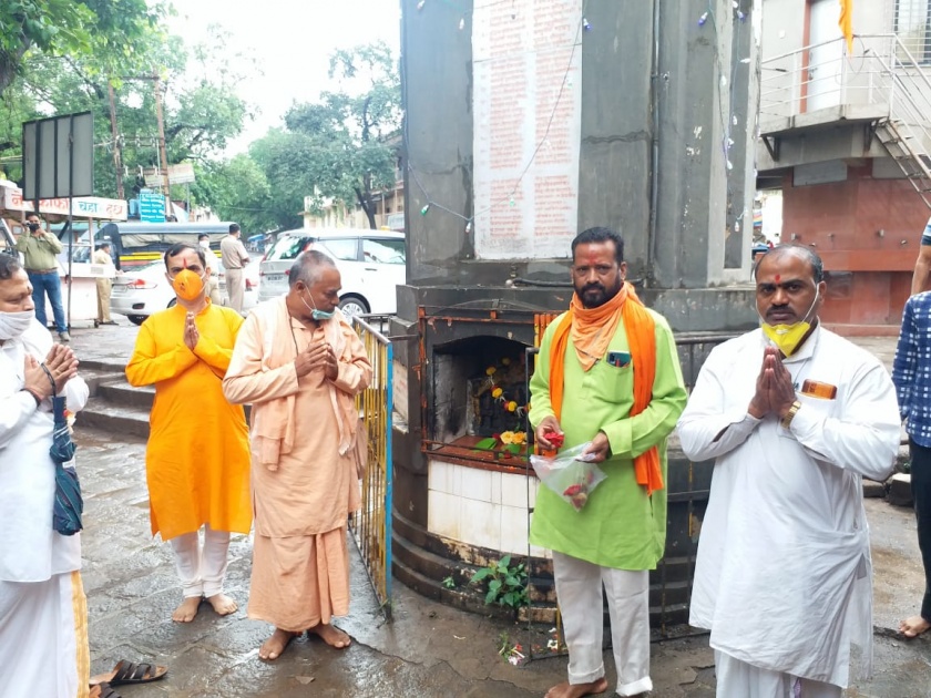 Vishwa Hindu Parishad worships Ram Mahastambha at Ramkunda | विश्व हिंदू परिषदेतर्फे रामकुंडावर राम महास्तंभाचे पूजन