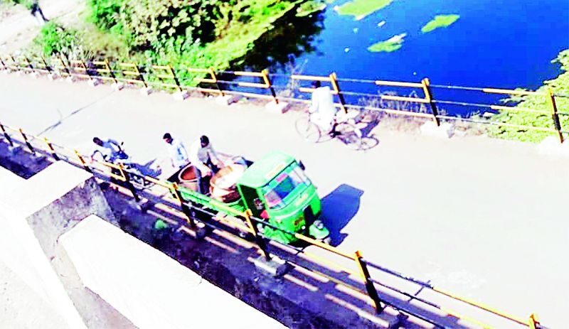 Water pollution in the Bore river due to the discharge of stale food | शिळ्या अन्नविसर्जनामुळे बोर नदीपात्रात जलप्रदूषण