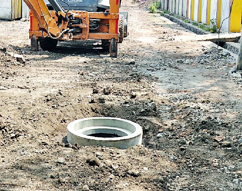 Fury about the underground drainage work | भूमिगत गटाराच्या कामाविषयी रोष