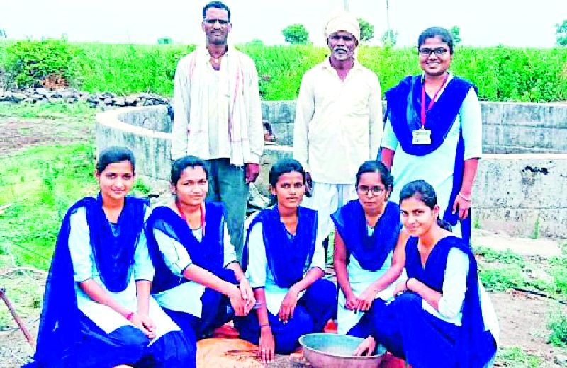 Lessons of soil testing done by Nagapur farmers | नागापूरच्या शेतकऱ्यांनी घेतले माती परीक्षणाचे धडे