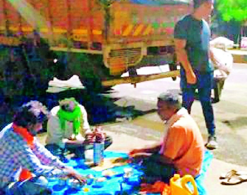 Collectors make arrangements for a truck driver's meal | जिल्हाधिकाऱ्यांनी केली ट्रक चालकांच्या भोजनाची व्यवस्था