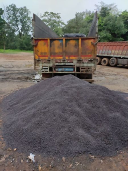 In Gondia district, theft of raw iron worth Rs 34 lacs | गोंदिया जिल्ह्यात ३४ लाखांच्या कच्च्या लोखंडाची चोरी पकडली