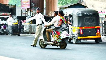 Vehicle holders angry with the police action | पोलिसांच्या कारवाईने वाहनधारक नाराज