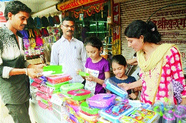 The school material of Aurangabad school flourished | औरंगाबादेत शालेय साहित्याचा बाजार फुलला