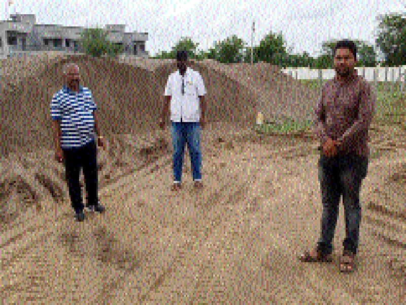 150 brass sand stocks seized in Beed | बीडमध्ये १५० ब्रास वाळू साठा जप्त