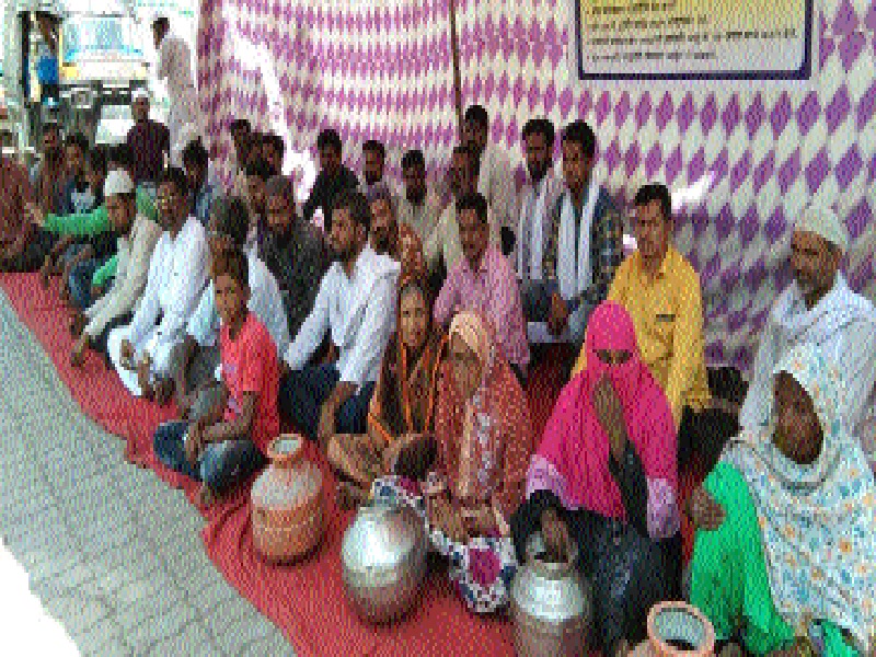 Fasting for Parli Nagar Parishad | परळी नगर परिषदेसमोर पाण्यासाठी उपोषण