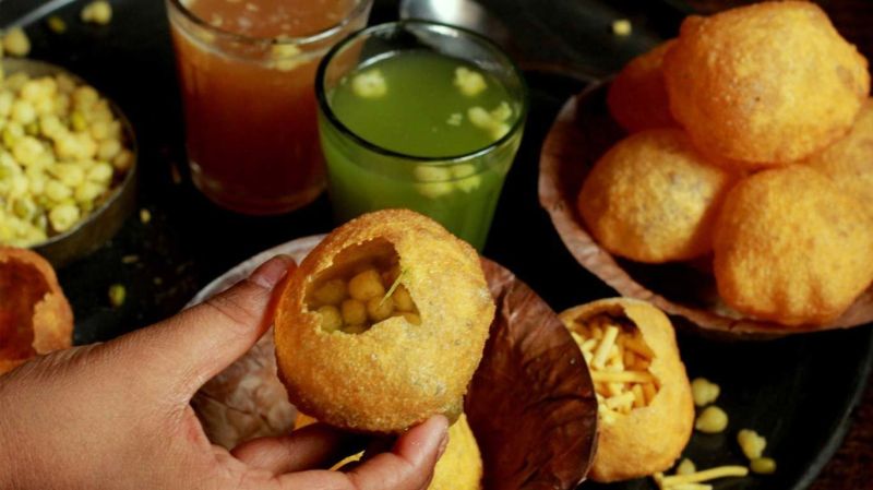 Want to eat Panipuri in monsoon? Stop .. and read this .. | रिमझिम पावसात पाणीपुरी खाणार आहात? थांबा.. आणि हे वाचा..