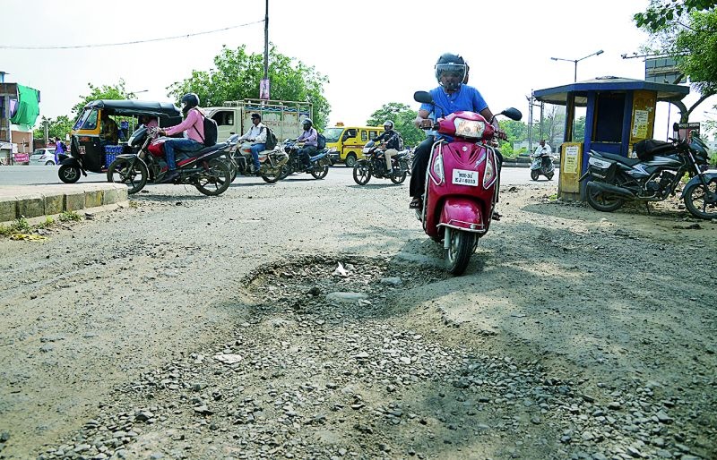No money in Nagpur municipal corporation; potholes are buried! | नागपूर मनपाची तिजोरी रिकामी; डांबर मिळेना, खड्डे बुजेनात!