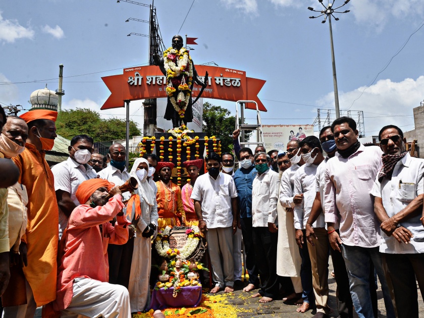 Shivrajyabhishek Din celebrations in a spirited atmosphere, saffron flags from house to house, Gudi became a city Shivamay | चैतन्यमय वातावरणात शिवराज्याभिषेक दिन सोहळा, घरोघरी भगवे ध्वज