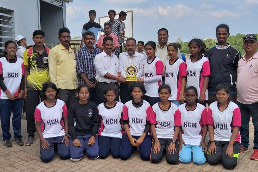 Maharashtra High School, Kamala College betting in school football competition | शालेय फुटबॉल स्पर्धेत महाराष्ट्र हायस्कूल, कमला कॉलेजची बाजी