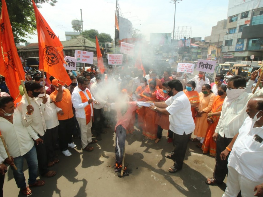 Shiv Sena burns statue of Naradhama in Hathras | हाथरसमधील नराधमांच्या पुतळ्याचे शिवसेनेकडून दहन