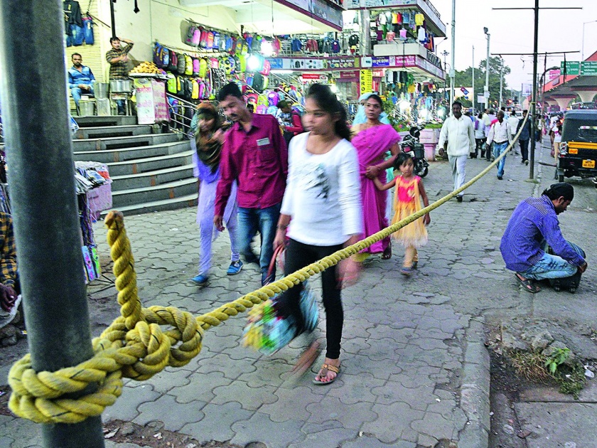 For pedestrians, cords on the footpath in citbird are built | पादचाºयांसाठी सीताबर्डीत फूटपाथवर दोर बांधला